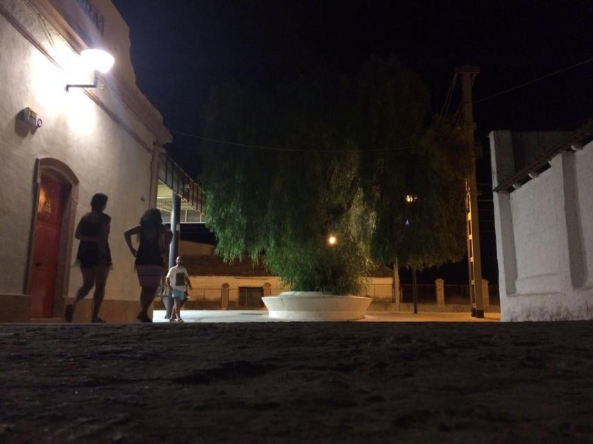 Lucía Vivar tuvo que atravesar esta explanada para llegar al andén.