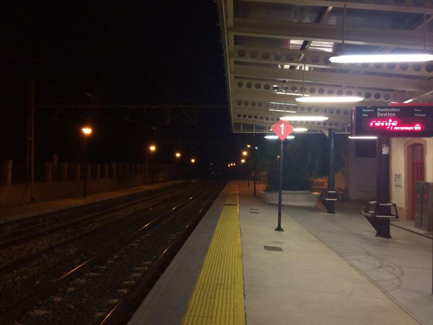 La pequeña llegó al extremo izquierdo del andén, donde perdió el chupete, y después se marchó hacia la derecha, a la oscuridad, en dirección a Álora.