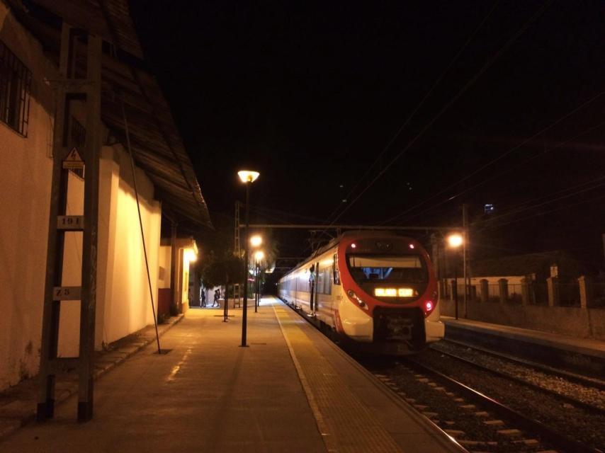 Un tren procedente de Álora en la estación de Pizarra.