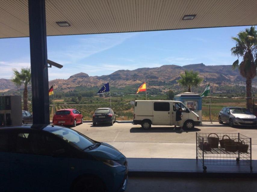Las vías del tren se ven de día desde una gasolinera próxima; por la noche la oscuridad es impenetrable.