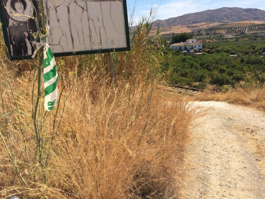 10: Desde la carretera hay un camino que conduce a las vías del tren y al punto en el que se encontró el cuerpo de Lucía Vivar. En la imagen se ve un pedazo de la cinta con la que la Guardia Civil acordonó la zona.