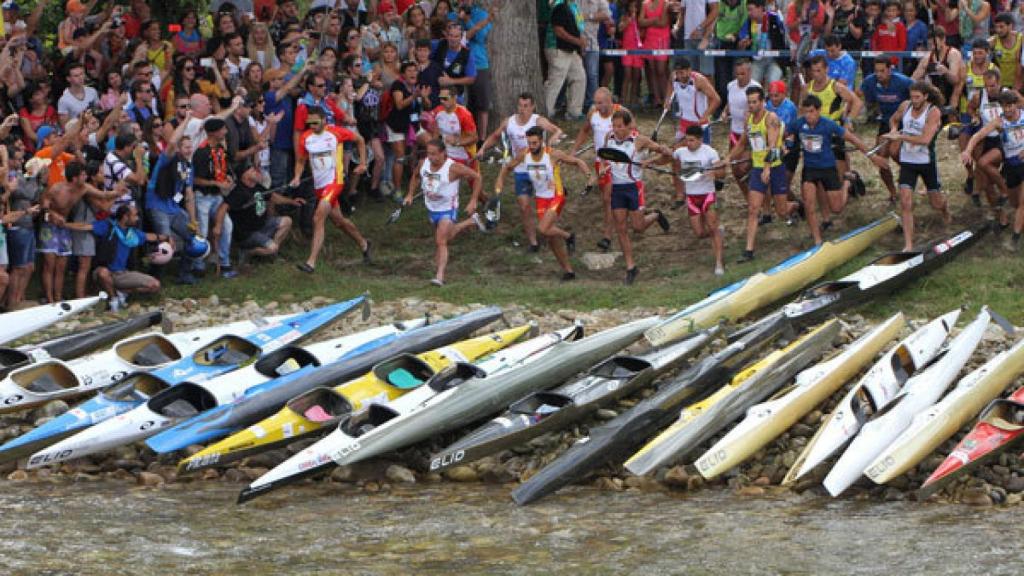 Palistas antes de comenzar el Descenso del Sella, una prueba sólo 'apta' para hombres