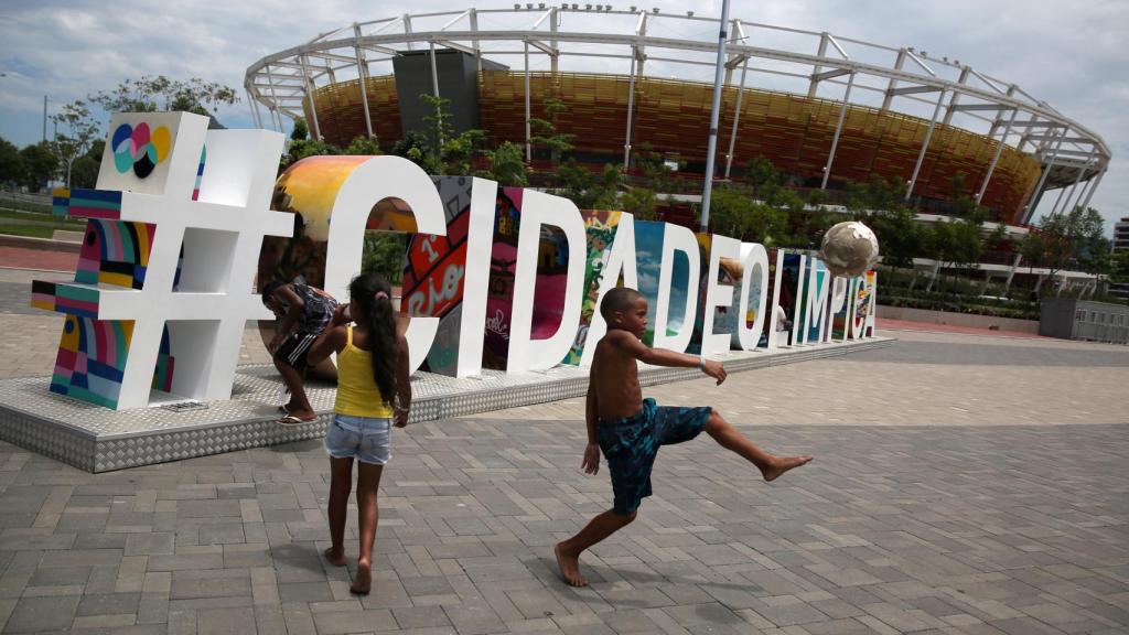 Los niños juegan al fútbol en el parque olímpico que se utilizó para los Juegos Olímpicos.