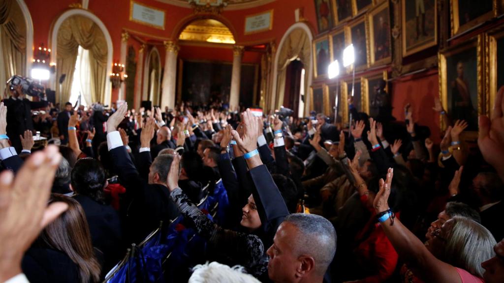 Interior de la sala donde se desarrolla la sesión.