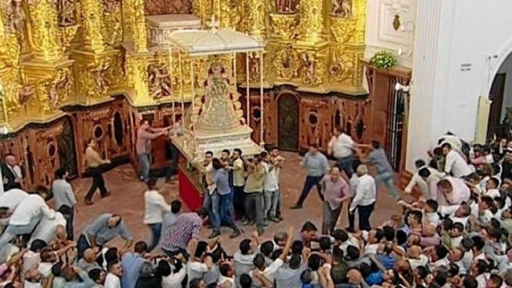 El salto a la Reja es para los hombres; para la mujeres, el vestir a la virgen