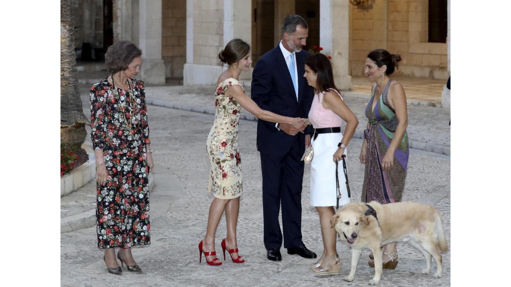 Los reyes saludan a algunos de los invitados.