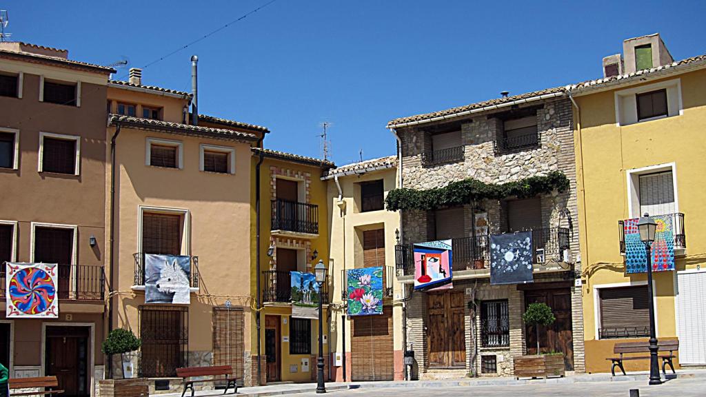 Plaza de Biar adornada con los lienzos.