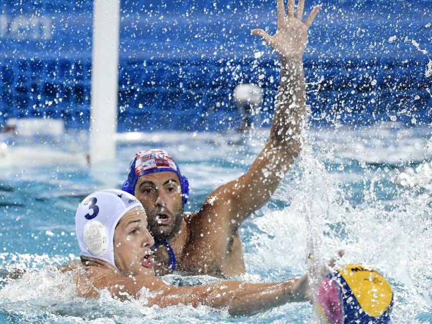 Xavi García defendiendo en la final contra Hungría.