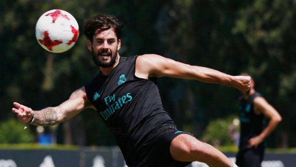 Isco lanzando el esférico