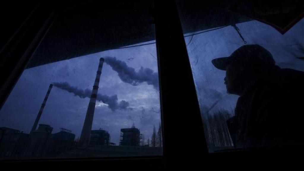 Las fábricas están pegadas a las aldeas y a los ríos.