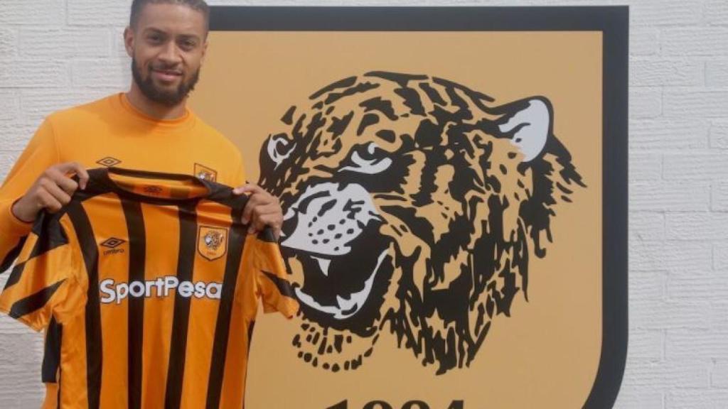 Michael Héctor, presentado con el Hull City.