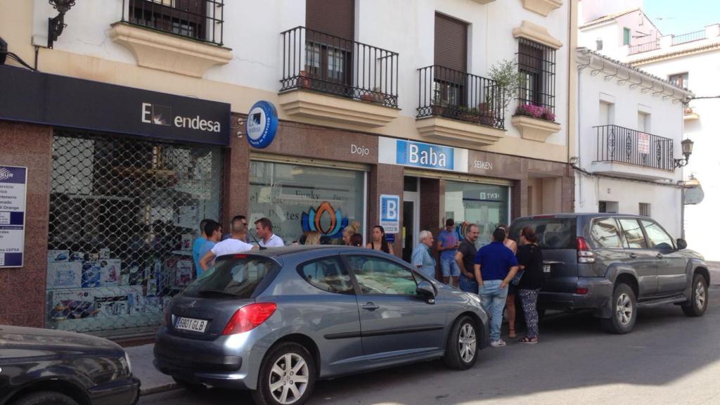 Vecinos de Ronda se han agolpado este sábado en el centro de yoga que regentaba Vicente