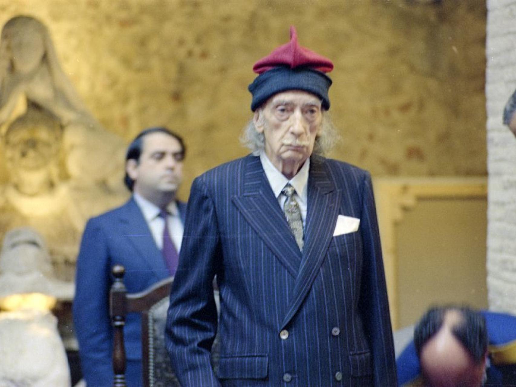 El día que Dalí recibió la Medalla de Oro de la Generalitat, en el 81. Con su barretina.