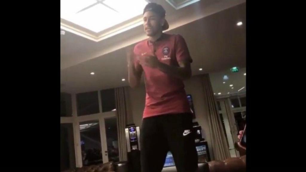 Neymar durante la novatada tras su fichaje por el PSG