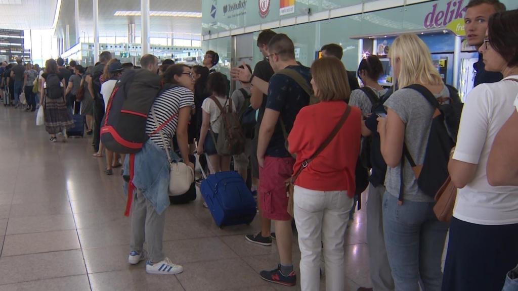 Las colas de pasajeros que se registran estos días en el aeropuerto del Prat.