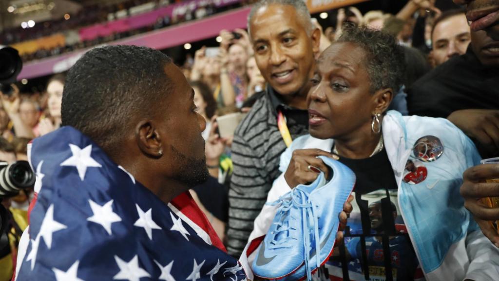 Gatlin celebra el título de campeón del mundo con sus padres.