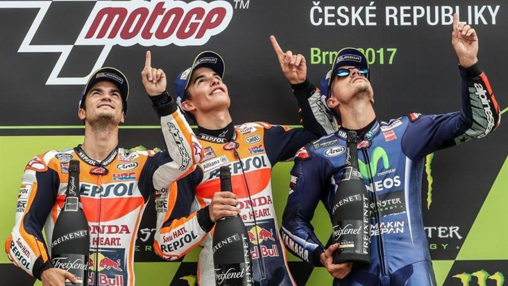 Pedrosa, Márquez y Viñales señalan al cielo en homenaje a Ángel Nieto.
