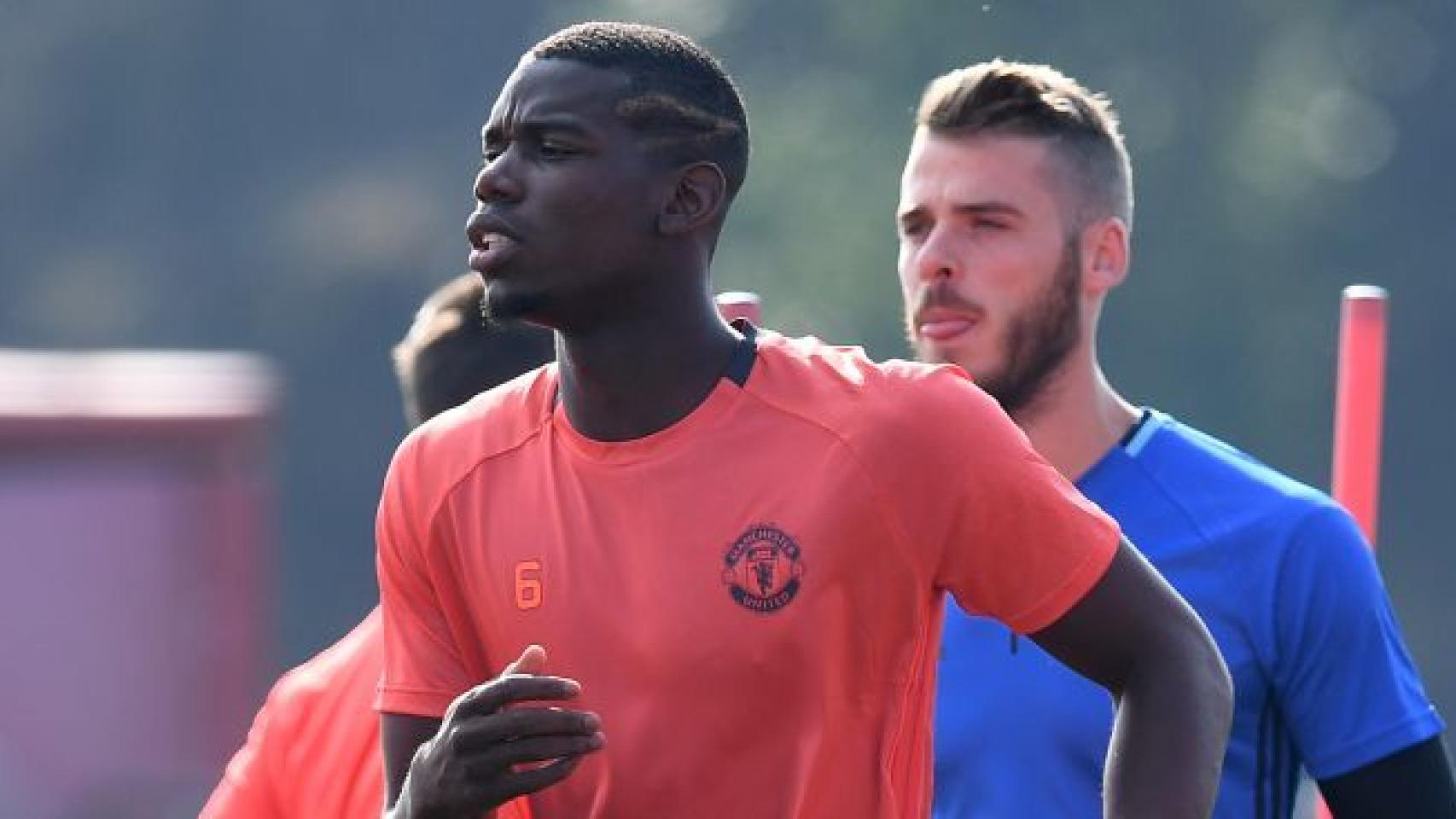 Pogba, junto a David de Gea, durante un entrenamiento del United.