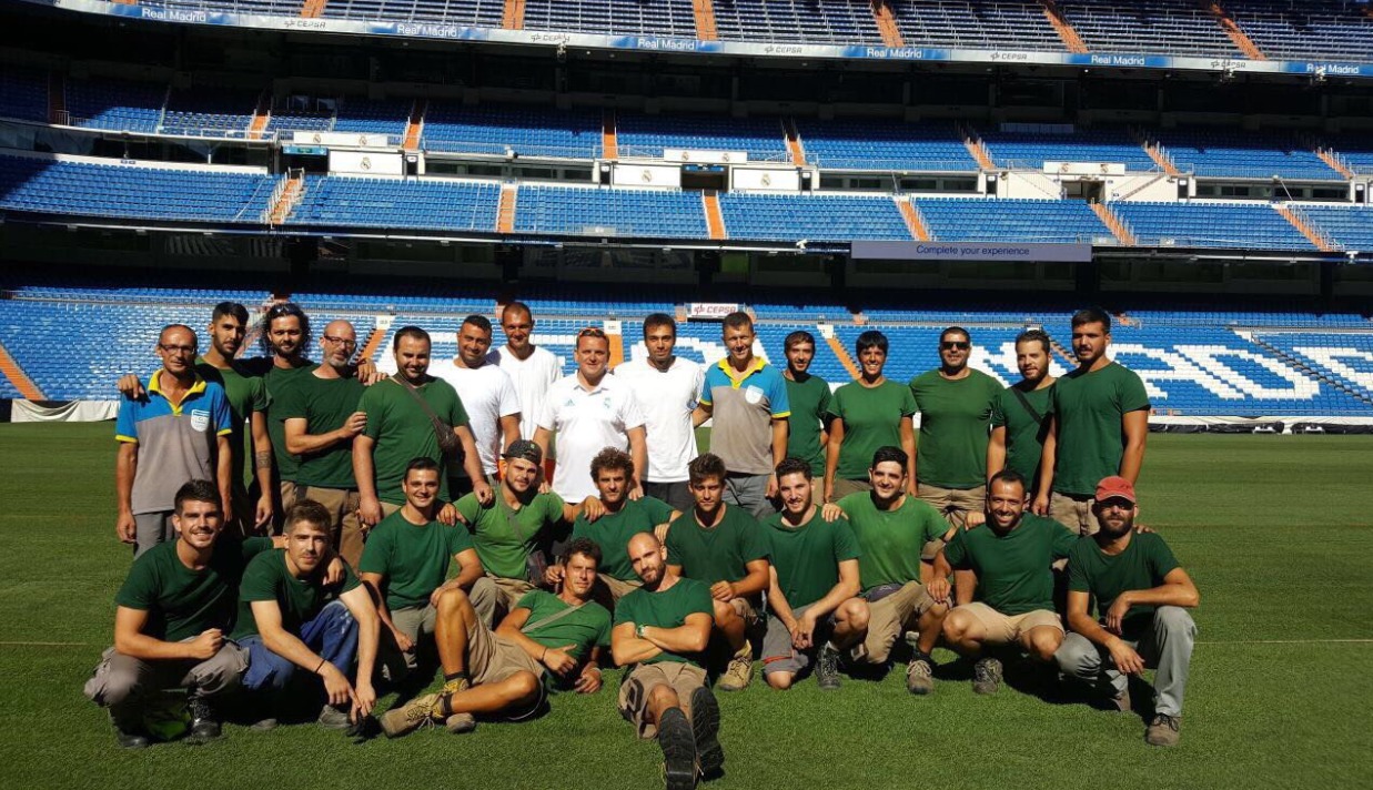 Paul Burgess muestra el estado del césped del Santiago Bernabéu.