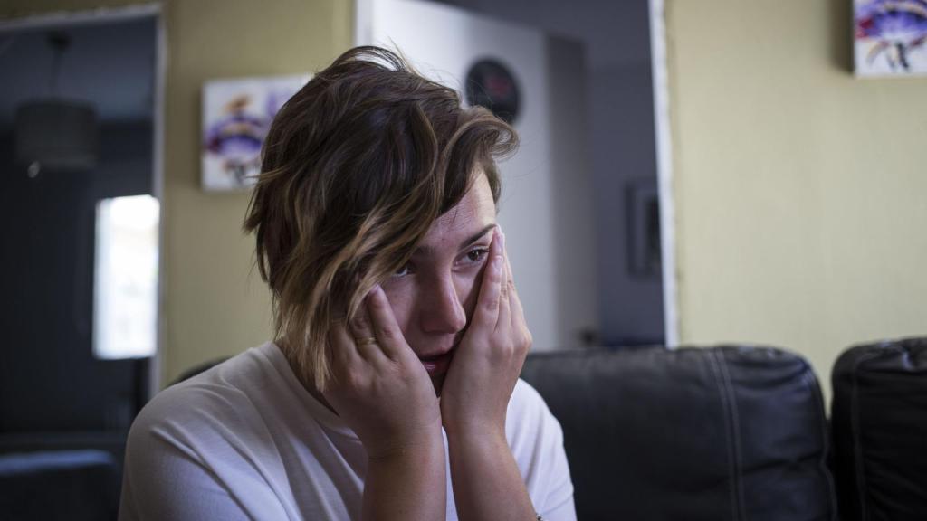 Samantha Gallardo en el interior de su casa, sobre la que pesa una orden de demolición.