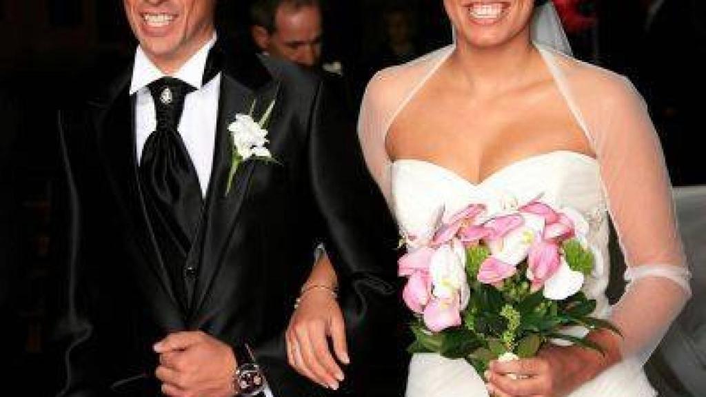Alberto Contador y Macarena Pescador durante su boda en 2011.