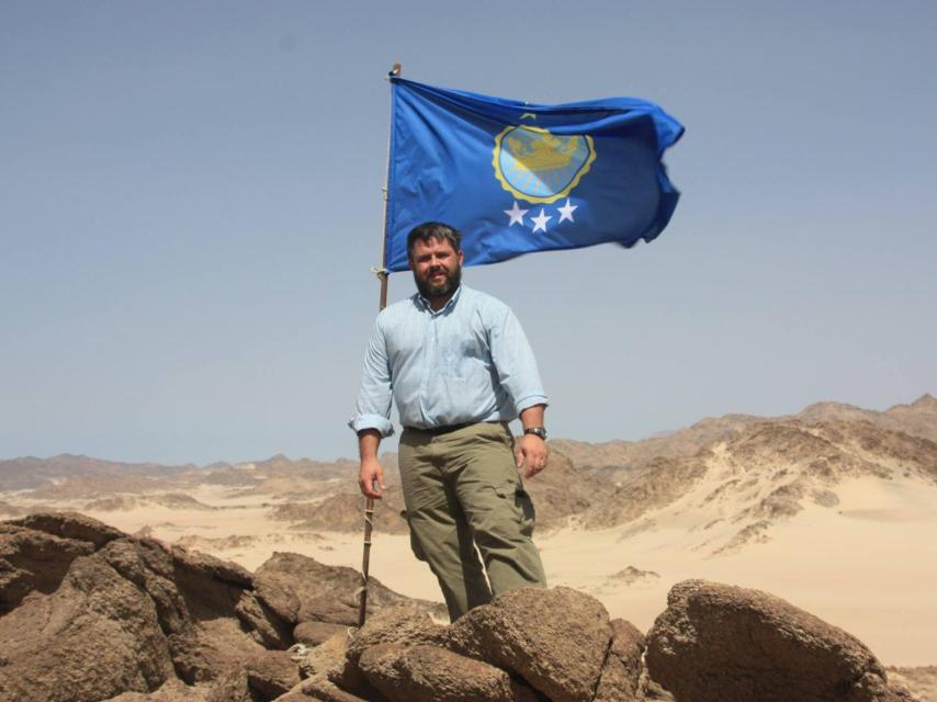 El padre, con la bandera de su reino.