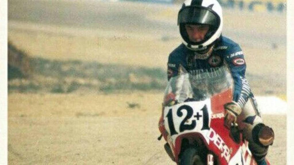 Ángel Nieto luciendo su ya mítico 12+1 en el carenado de su moto.