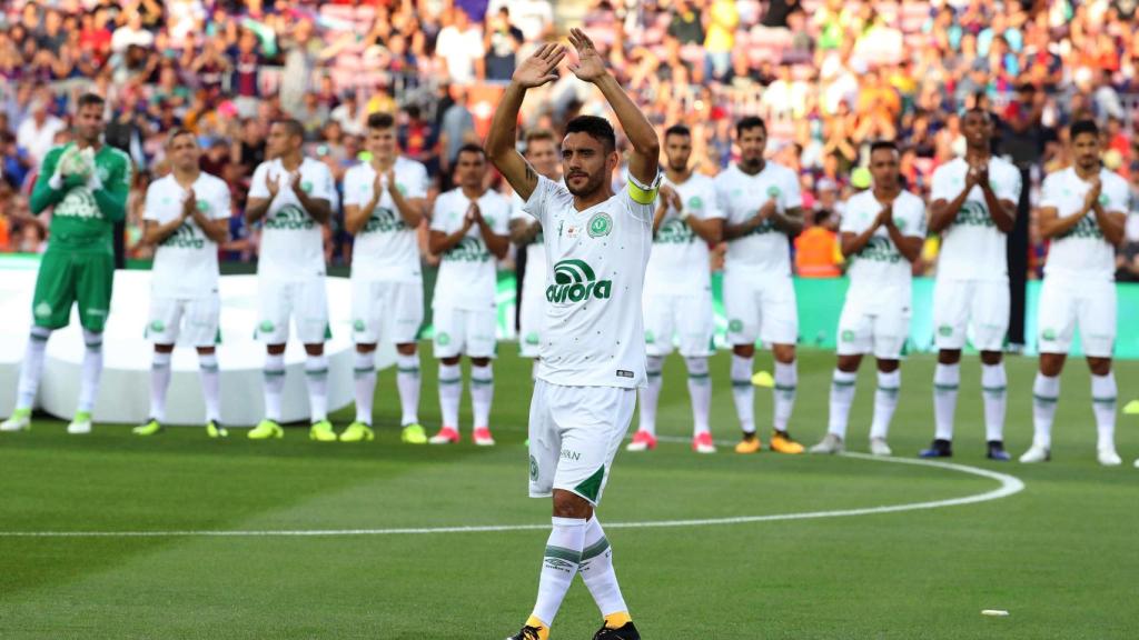 Alan Ruschel, durante el homenaje en el Camp Nou.