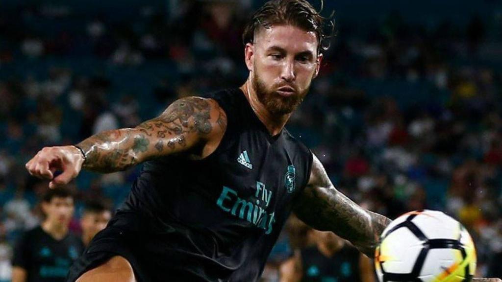 Sergio Ramos chutando en el Hard Rock Stadium