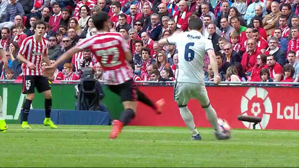 Entrada de Raúl García a Nacho Foto:Twitter(@elchiringuitotv)