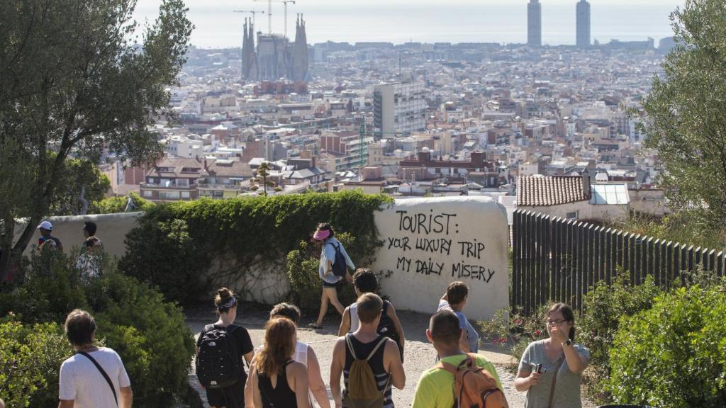 Un grupo de turistas pasea por los alrededores del Parque Güell de Barcelona.
