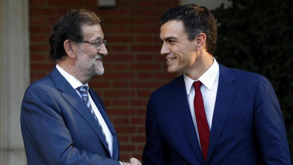 El presidente del Gobierno, Mariano Rajoy, con el secretario general del PSOE, Pedro Sánchez.