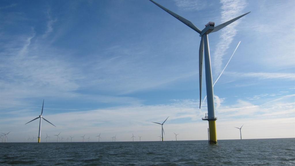 Imagen de un parque eólico marino.