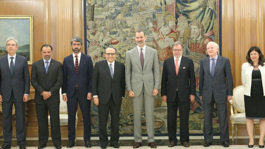 Antonio Fernández Galiano (Unidad Editorial), Fernando de Yarza (HENNEO), Luis Enríquez (Vocento), Javier Moll (Prensa Ibérica), el Rey Felipe VI y Juan Luis Cebrián (Prisa).
