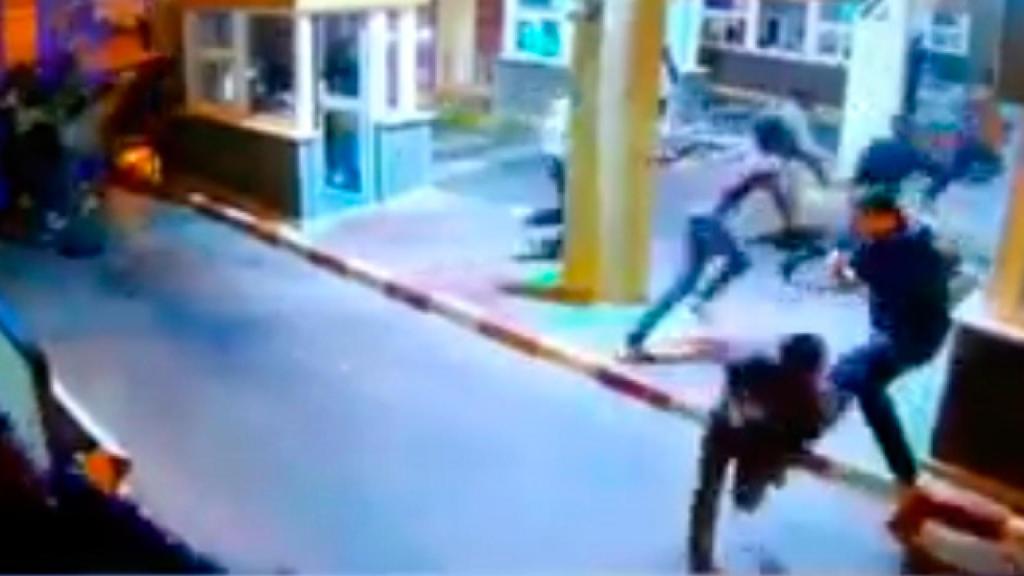 Momento en el que el policía patea al inmigrante para evitar su paso a Ceuta