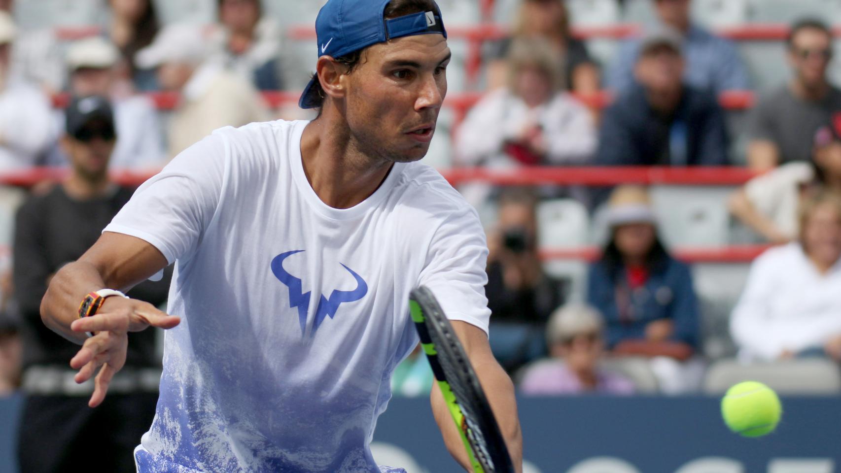 Nadal, voleando en un entrenamiento en Montreal.