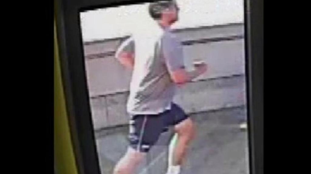 Momento en el que el corredor empuja a la mujer a la vía.