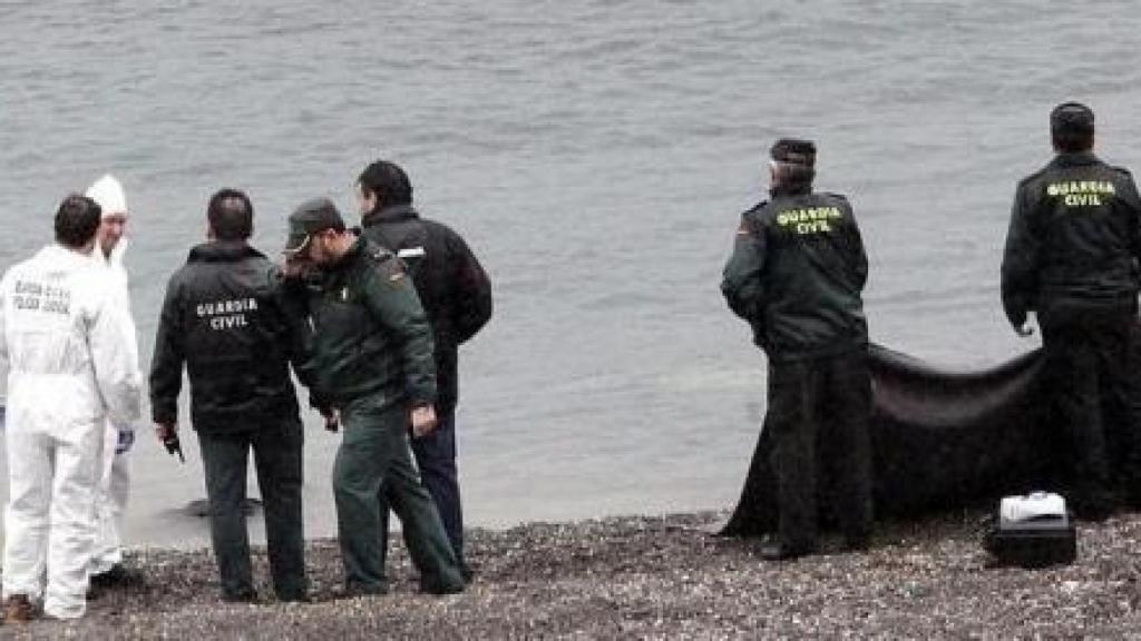 Momento del rescate de los cuerpos de los inmigrantes muertos mientras trataban de llegar a nado a una playa ceutí.