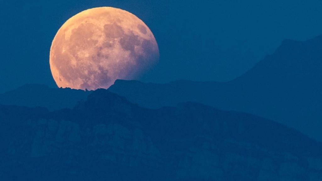 Imagen de la luna llena durante  en los Alpes berneses, en Berna (Suiza). /Efe