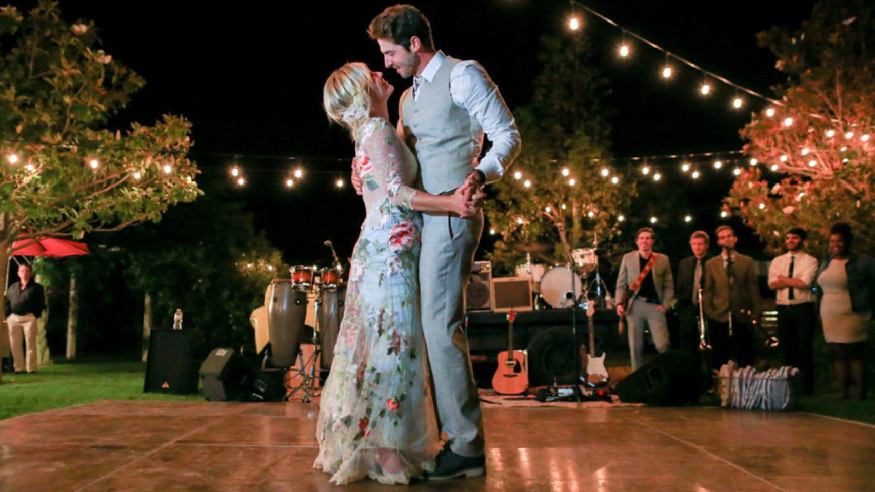 Los vestidos bordados en colores son una opción para bodas estivales.