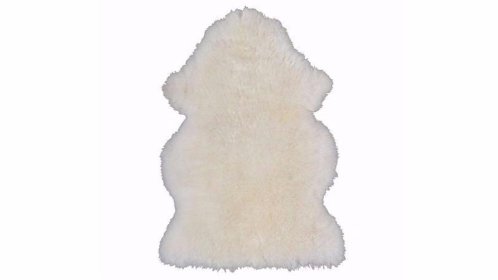 La alfombra Ludde de piel de oveja de IKEA que sirve como capa de la Guardia de la Noche. | Foto: Ikea.