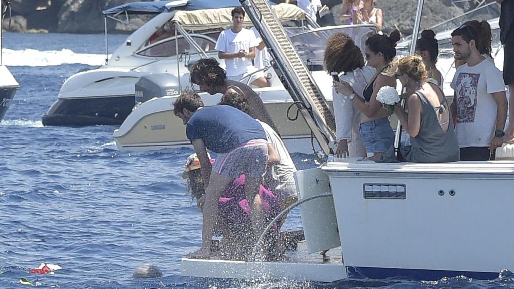 Familiares de Ángel Nieto depositando sus cenizas en el mar.