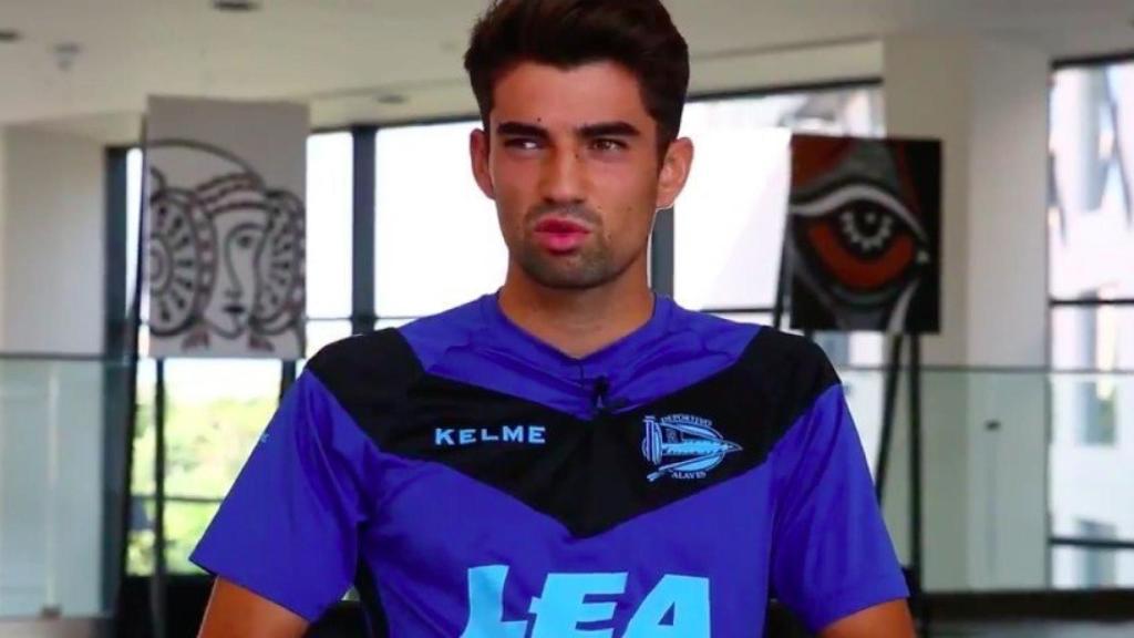 Enzo habla ante las cámaras del Alavés