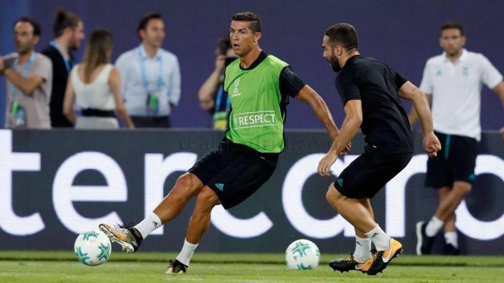 Cristiano realiza un pase frente a Carvajal