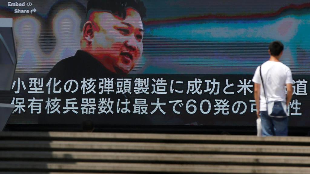Una televisión muestra la noticia de las amenazas nucleares de Kim Jong-un