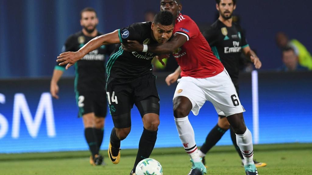 Casemiro, en uno de los duelos del partido ante Pogba.