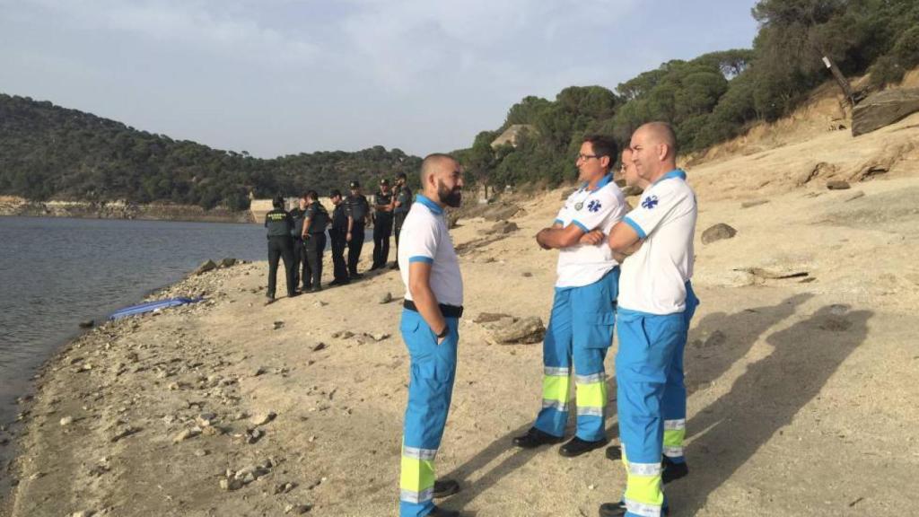 Sanitarios del Summa y guardias civiles en el pantano de San Juan.
