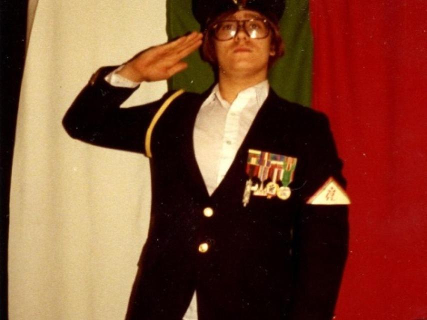 El rey Robert I saluda delante de la bandera de Talossa.