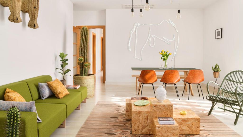 Halcyon Days es el primer proyecto decorativo de Ana Locking en Málaga. Con el blanco como base, la triada cromática llega de la mano del verde y los anaranjados. | Foto: Ana Locking.