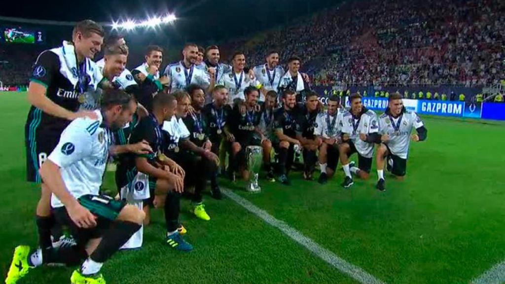 Los jugadores del Real Madrid posan con la Supercopa de Europa durante la celebración